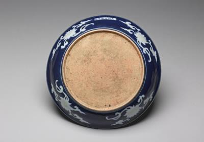 图片[3]-Dish with decoration of white sprays of pomegranate flowers and fruits on cobalt blue ground, Hsuan-te reign (1426-1435), Ming dynasty-China Archive